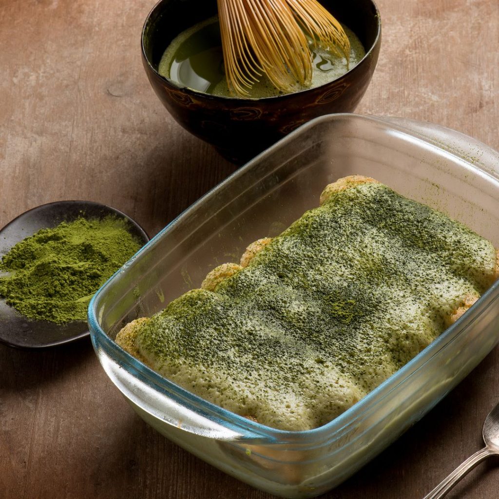Matcha tiramisu, lager av mascarponekräm och savoiardikex med ett täcke av grönt matchapulver för en japansk twist