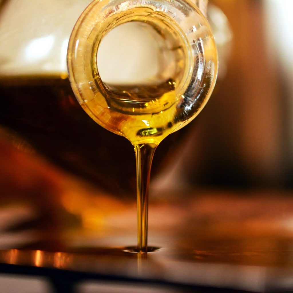 Matolja som hälls i en stråle, gyllengul och klar, redo för stekning och bakning.