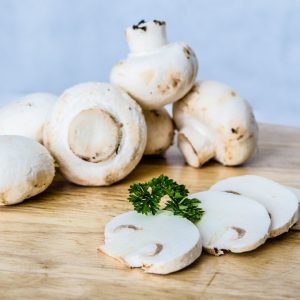 Skivade champinjoner, bruna och köttiga med en mild smak, perfekta för soppor eller stekning.