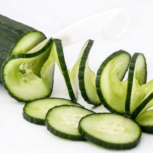 Skivade gurka, krispig och grön, redo att användas i sallader, fyllning eller som garnityr. Skivade gurka, krispig och grön, redo att användas i sallader, fyllning eller som garnityr.