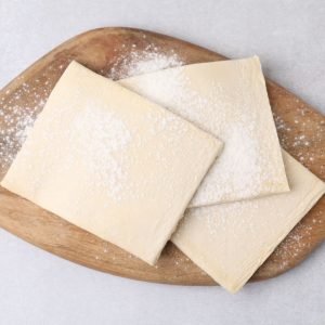 Smördeg i blad, redo att användas för bakverk och pajer som ger en flakig och gyllene yta