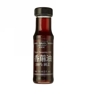 En flaska av sesamolja, med en underbart nötig smak och arom, populär i asiatisk matlagning.