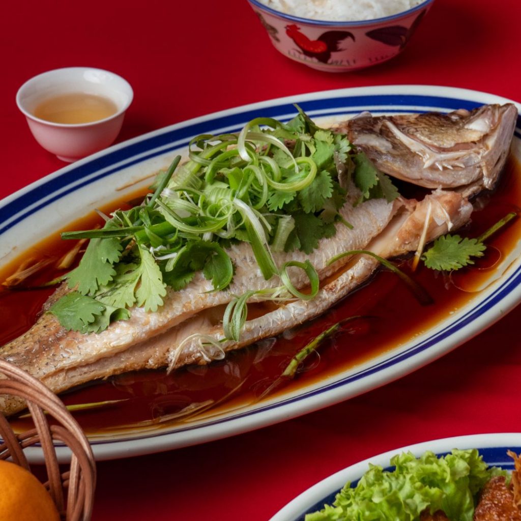 En Mjuk och saftig kinesiskt ångkokt fisk med enkla smaker av grönlök, soja och koriander.