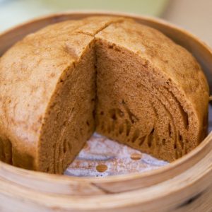 En bambuångkokare med kantonesisk Ma Lai Go, en fluffig och ångad svampkaka med en lätt söt smak.