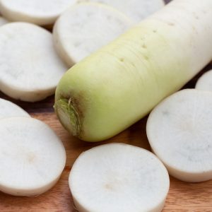En färsk daikon-rättika, och i skivor, perfekt vita och redo för sallader och soppor.