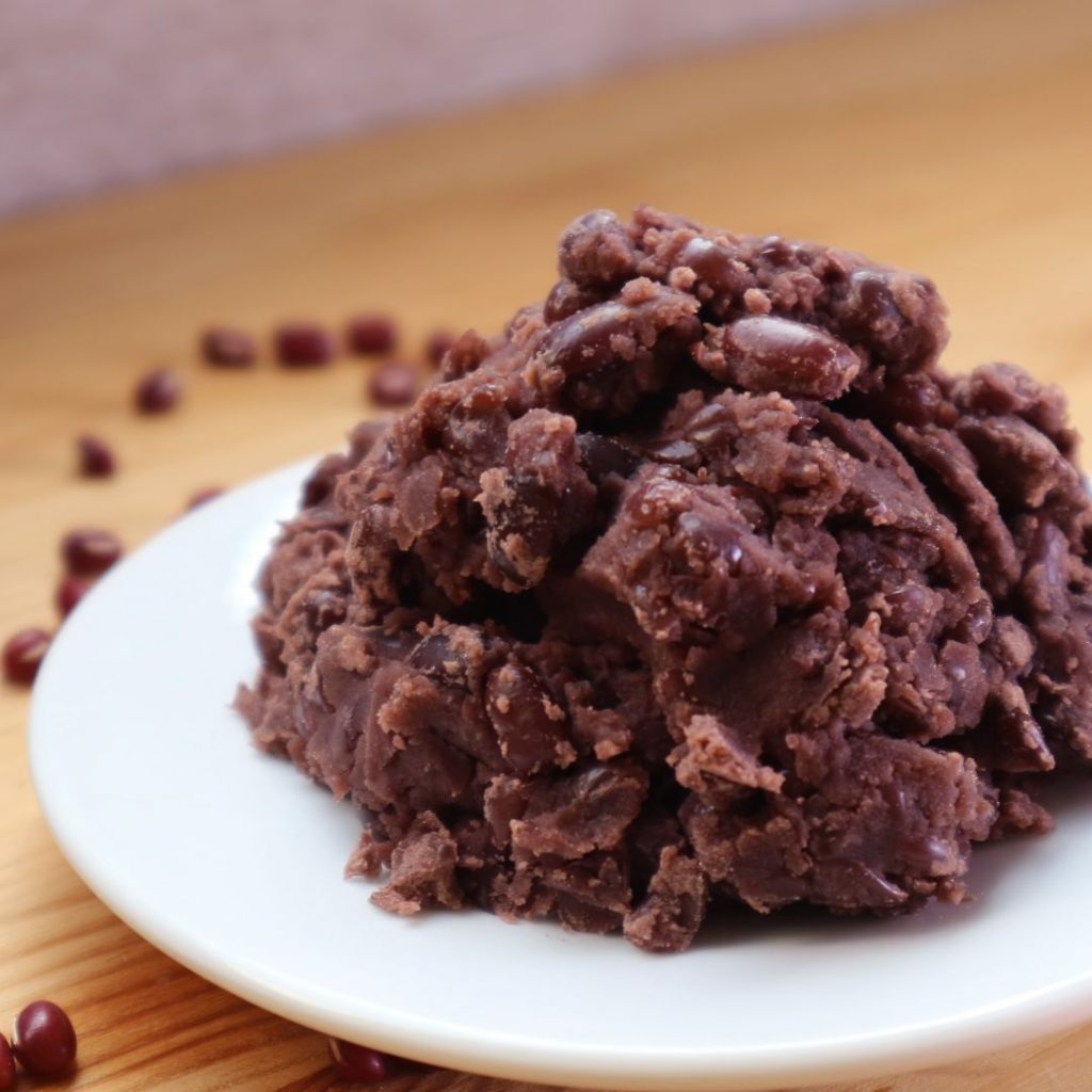 En liten tallrik med anko, söt rödbönspasta, röd och söt, perfekt och redo som fyllning i asiatiska desserter