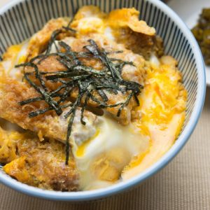 En skål med Chicken katsudon, en skål med ris toppad med kyckling katsu och sojainfuserad omelett.