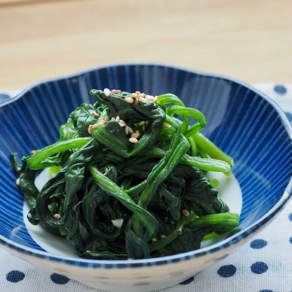En skål med Sigeumchi-namul, en rätt med blancherad spenat i sesamolja och soja
