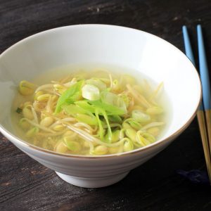 En skål med koreansk soppa med böngroddar, kongnamul guk, enkel och uppfriskande