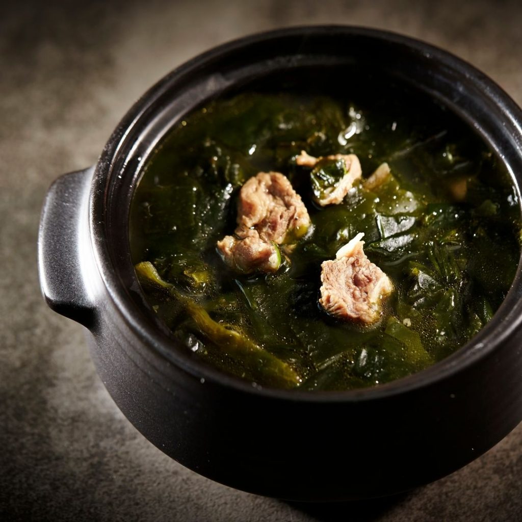 En skål med miyeok guk, sjögrässoppa med en klar och mild smak, med bitar av nötkött.