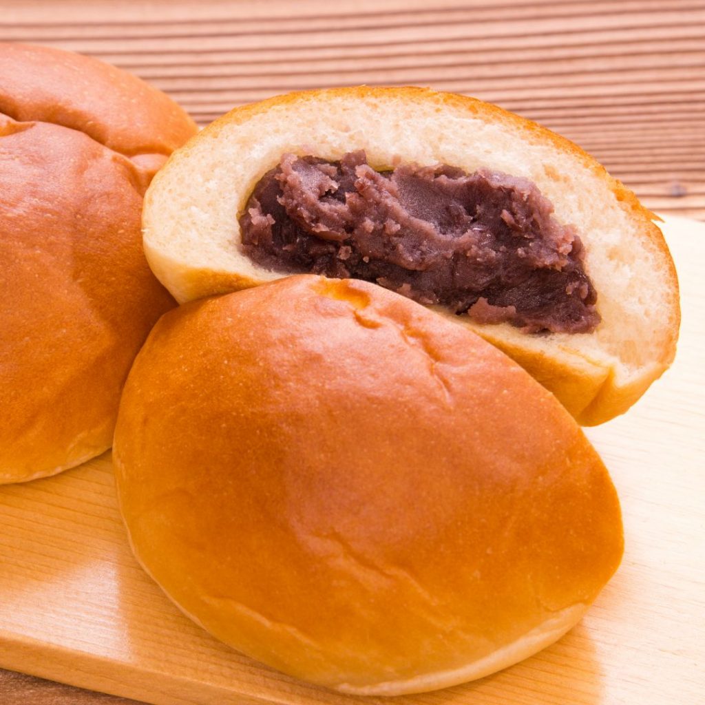En tallrik med Anpan, mjuka japanska bröd fyllda med söt rödbönspasta, perfekta för en traditionell fika