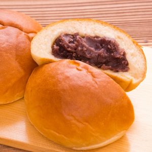 En tallrik med Anpan, mjuka japanska bröd fyllda med söt rödbönspasta, perfekta för en traditionell fika