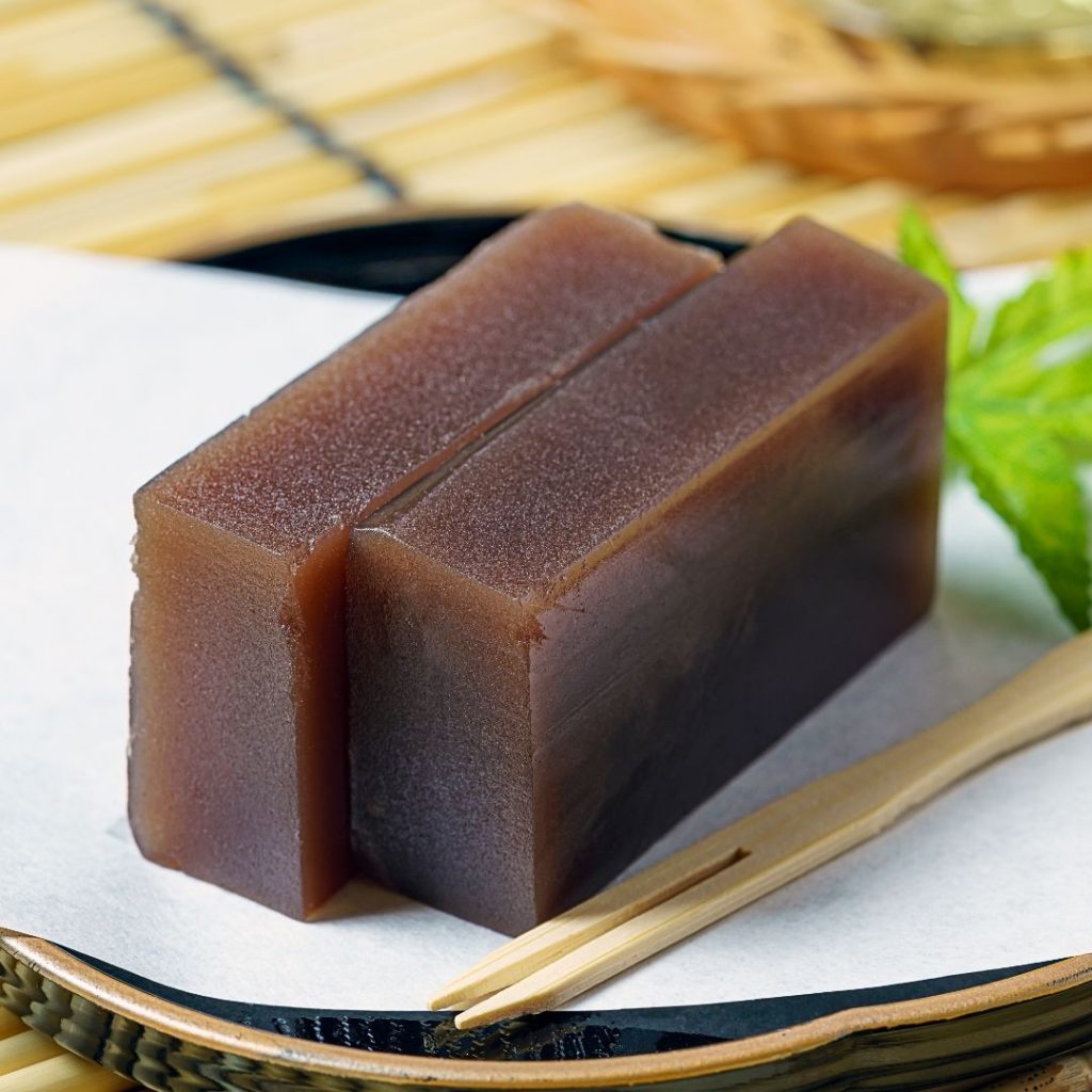 En tallrik med skivade yokan, söt japansk gelédessert av bönpasta, agar-agar pulver och socker