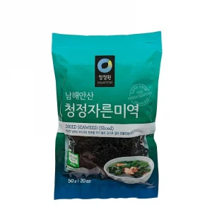 Ett paket av torkat sjögräs (brunalg), extra umami och härlig konsistens i soppor.