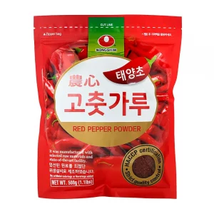 Ett paket med koreansk gochugaru, torkade röda chiliflingor, fin och komplex smak av sötma, hetta, fruktighet och rökighet.