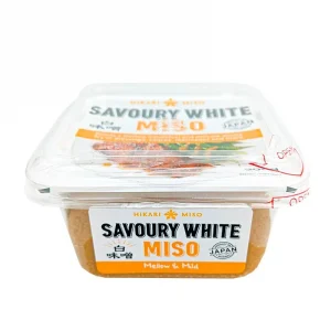 Et paket av Vit Miso, fylliga och umamirika smak för att göra misosoppa, dressingar, såser och marinader.