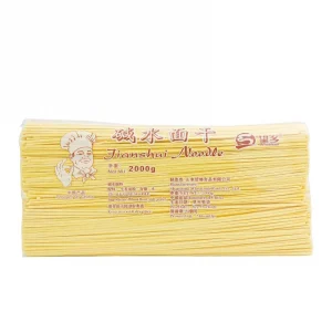 Jianshui-Alkaliska-vetenudlar-2kg-2 En paket av kinesiska alkaliska vetenudlar, gula i färg med ett härligt tuggmotstånd och en unik smak.