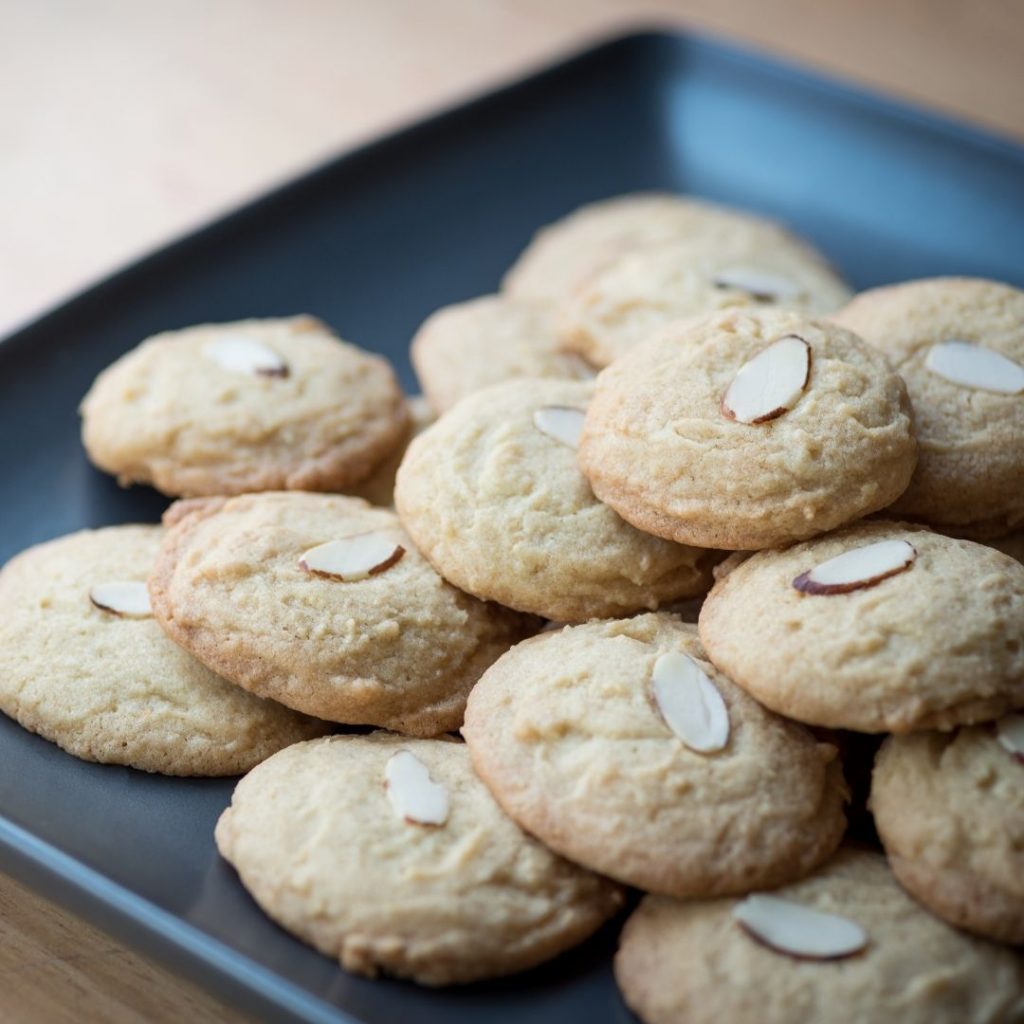 Kinesiska mandelkakor, gyllene bruna toppad med en mandel och spröda med en mild mandelsmak