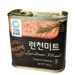 Ett paket med luncheon meat, kallskuret fläskkött, populär ingrediens i Sydkorea för en enkel måtid.