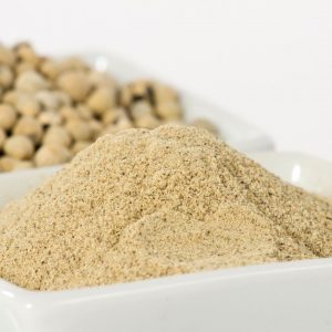 Malen vitpeppar i en liten skål, en aromatisk krydda som ger subtil hetta och smak till olika maträtter Malen vitpeppar i en liten skål, en aromatisk krydda som ger subtil hetta och smak till olika maträtter