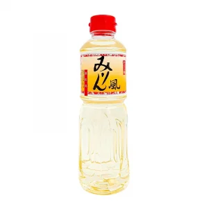 En medelstor flaska av Traditionell Japansk Mirin, som är en viktig del i japansk matlagning.