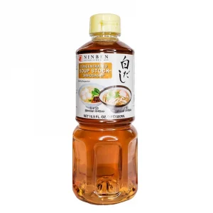 En flaska av japansk shiro dashi, en ljus soppbas från kombu och bonito, perefekt till nudlar och grytor.