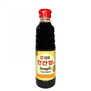 En flaska av Koreansk sojasås, fin och rund smak av umami, till wok och bräserade rätter även som dippsås.