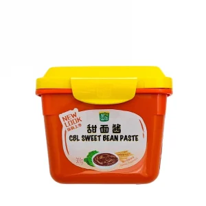 Sweet-Bean-Paste-300g En paket av söt bönpasta, kinesisk bön– och vetepasta som är baserad på fermenterat vetemjöl och sojabönor.