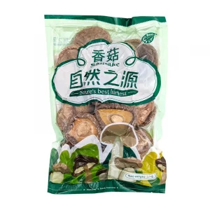 En påse av torkad shiitake svamp, ekmussling, en av huvudingredienserna i den välkända japanska buljongen dashi.