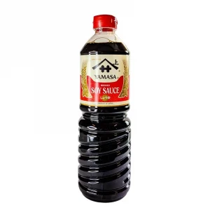 En stor flaska av Traditionell Japansk Sojasas, som används i det japanska köket.