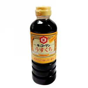 En flaska av japansk shoyu, ljus sojasås, fruktigare och sötare smakprofil som rundar av umamin.