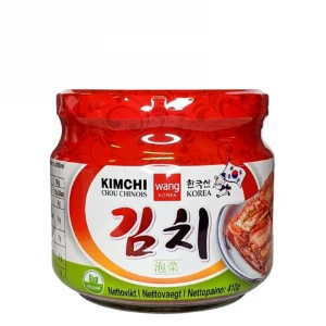 En burk med sydkoreansk kimchi, fermenterad napakål med grönsaker i chilipulver.