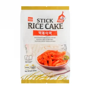 Ett paket med koreansk tteok, riskaka, i cylinderform, vit i färg från riset, utmärkt i soppa eller i wok.