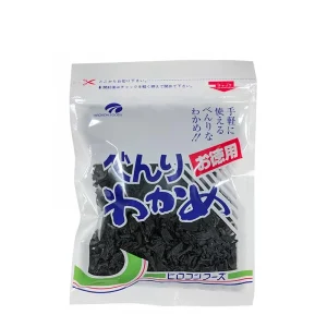 En påse med japansk wakame, ett torkat sjögräs till misosoppan, perfekt till olika soppor och sallader.