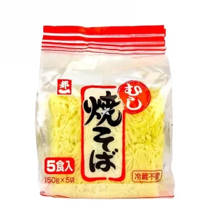 En påse av Yakisobanudlar, nudlar till japanska stekta nudlar med grönsaker och sojasås.