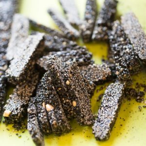 Delade kinesiska kanderad sesamkakor med rostade svarta och vita sesamfrön, tunna och spröda