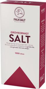 En bild på ett vitt förpackning med vinröda sidor av grovsalt för matlagning.