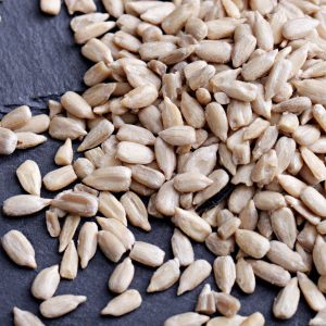En bild på skalade solrosfrön, redo att användas som ett nyttigt snacks eller topping.