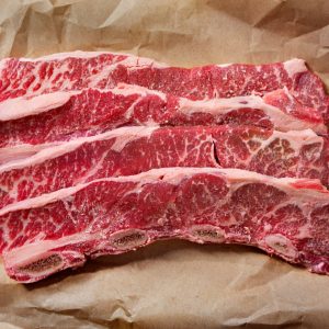 En bild på skivade Revbenstek, mör och smakrik köttbit som ofta grillas eller används i soppor och långkok