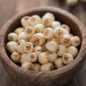 En brun träskål med vita lotusfrön, ofta använda i traditionella kinesiska desserter