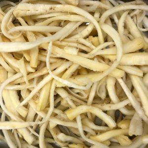 En hög av Doraji, klockblomsrot i vatten, populär i koreansk matlagning och känd för sin bittra, jordiga smak