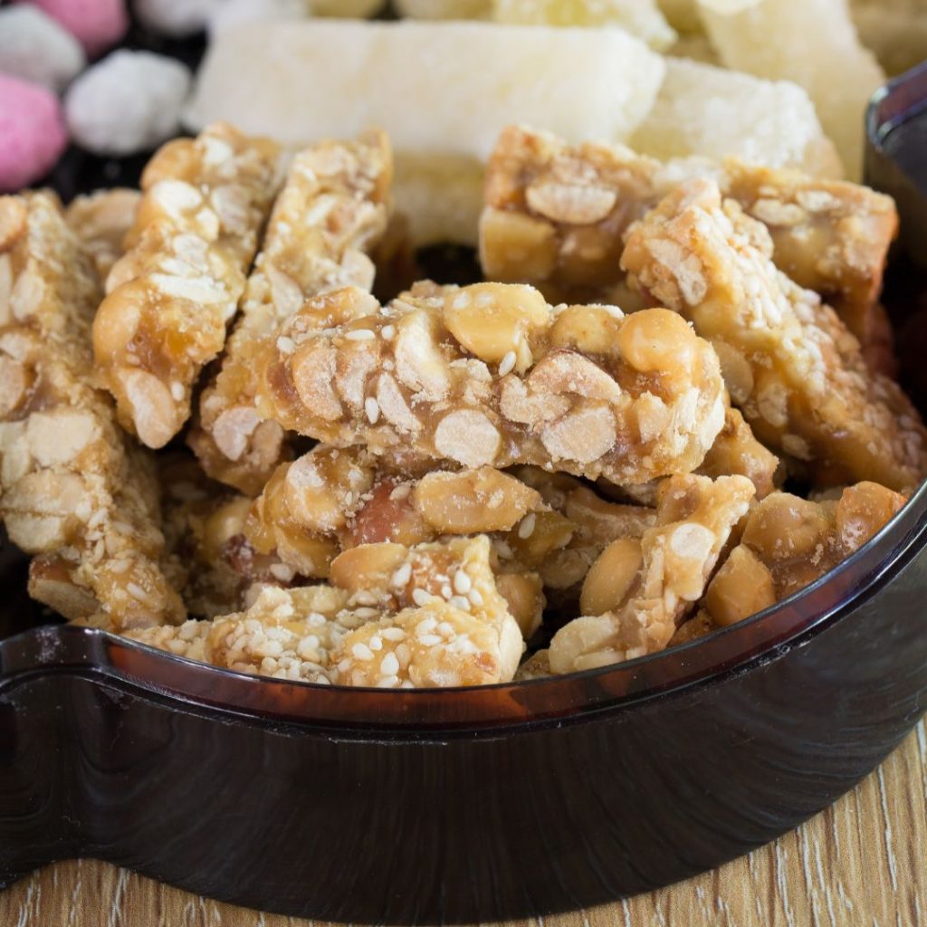 En hög av Jordnötsbräck, söta och knapriga bitar fyllda med rostade jordnötter och sesamfrön