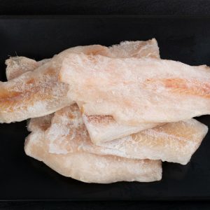 En hög av fryst Alaska pollock, en mild och mångsidig fisk perfekt för soppor och friterade rätter
