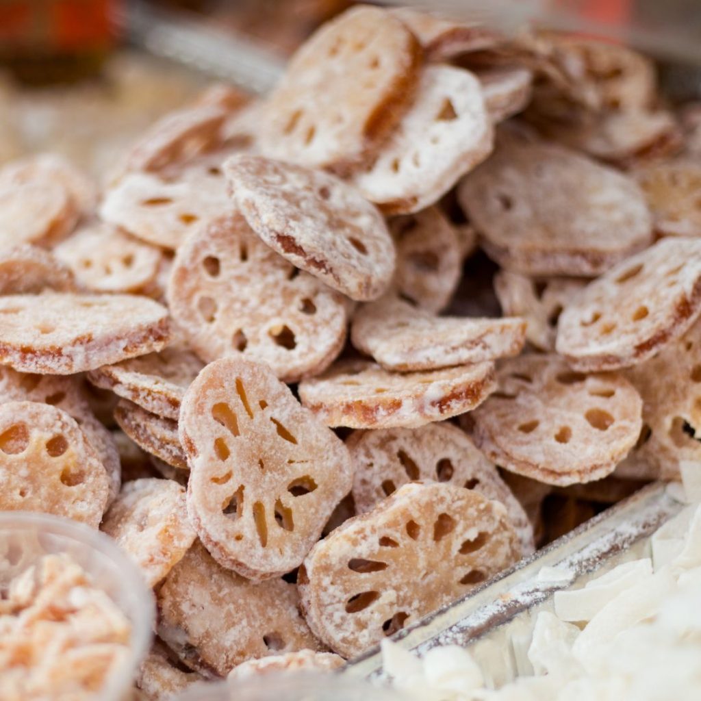 En hög av sockrad lotusrot, i sitt ihåliga form och ett lager av söt socker, godbit med en unik textur.