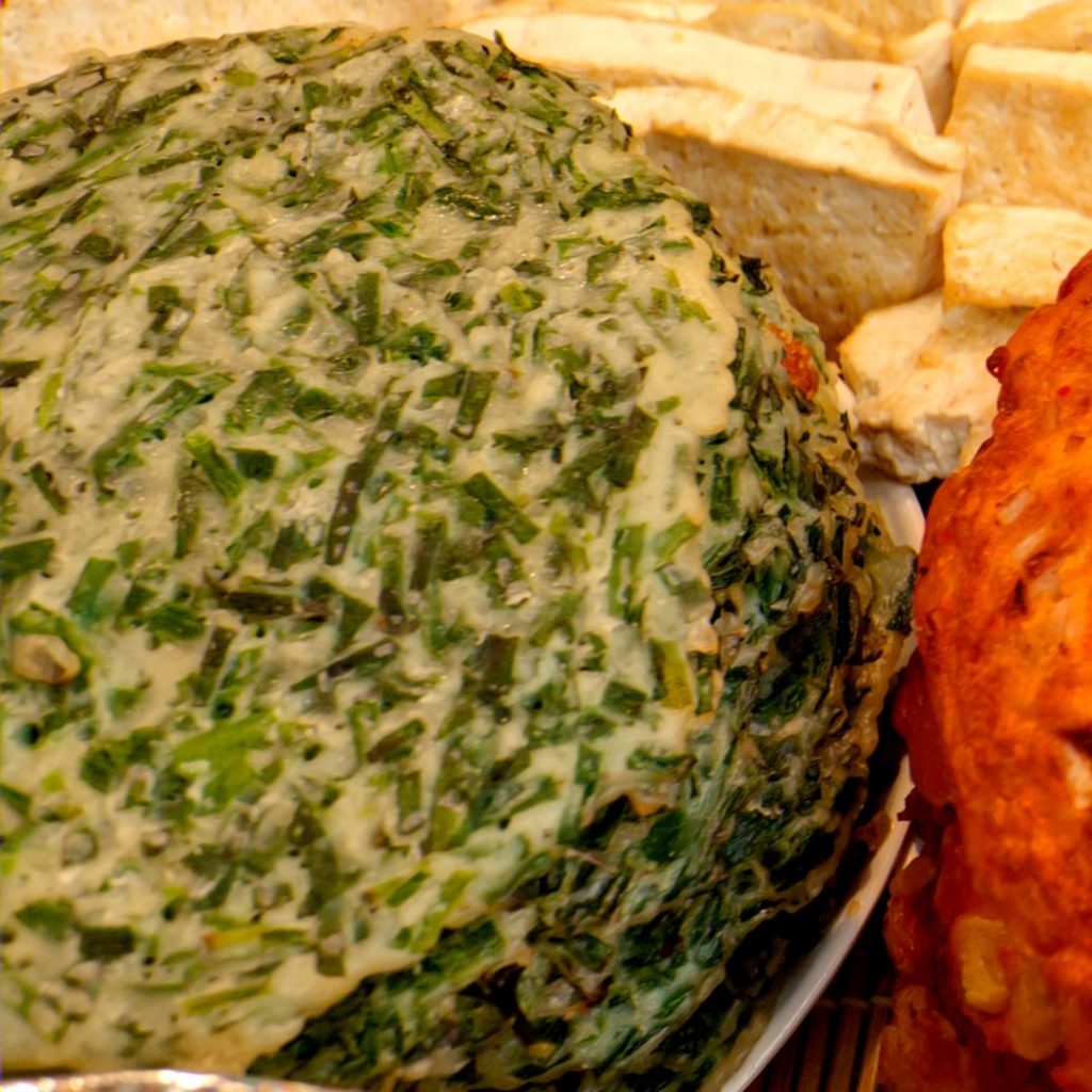 En hög med Buchujeon, pannkakor med färsk kinesisk gräslök, gyllenbruna och smakrika, serverade som en koreansk sidorätt