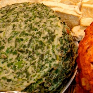 En hög med Buchujeon, pannkakor med färsk kinesisk gräslök, gyllenbruna och smakrika, serverade som en koreansk sidorätt
