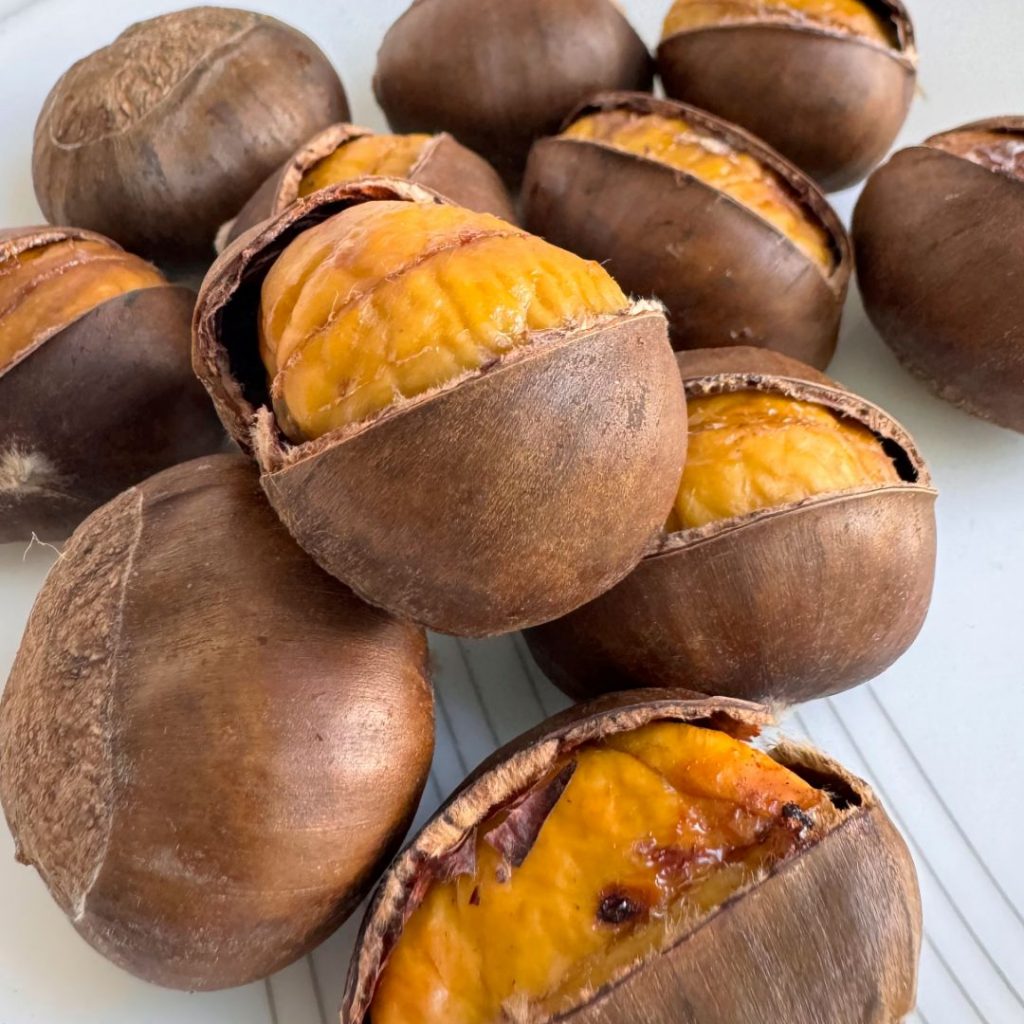 En hög med Gunbam, rostade kastanjer med gyllenbrun färg och krispigt skal, serverade som ett klassiskt koreanskt snacks.