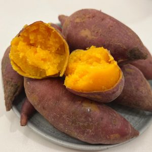 En hög med Koreansk sötpotatis, en lila skönhet med söt och mjuk textur, populär i både rätter och snacks.