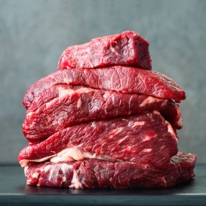 En hög med Rå nötkött, en viktig ingrediens i många koreanska och internationella rätter