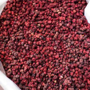 En hög med torkade omijabär, små bär med en komplex smakprofil som används i te och traditionell koreansk medicin